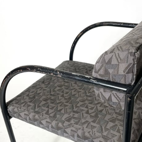 USED IRON LEG GEOMETRIC PATTERN FABRIC ARM CHAIR
