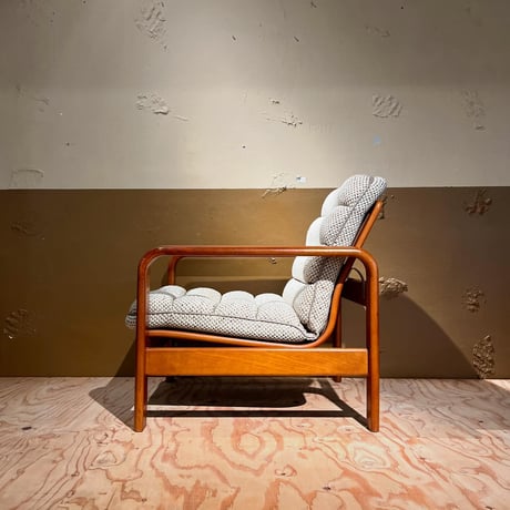 JAPAN USED "KARIMOKU" WOODEN FLAME ARM CHAIR