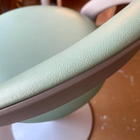 USED POLYPROPYLENE LEG VINYL LEATHER CHAIR