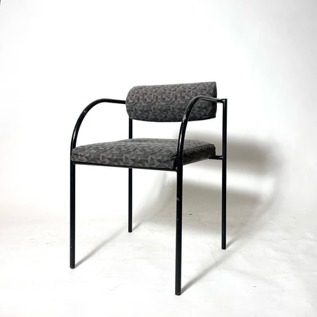 USED IRON LEG GEOMETRIC PATTERN FABRIC ARM CHAIR