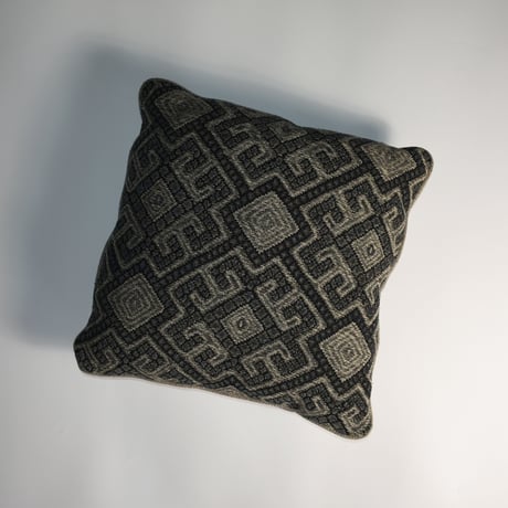 USED DESIGN PATTERN SQUARE CUSHION