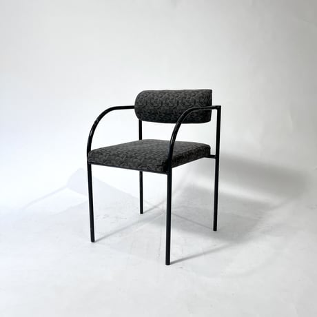 USED IRON LEG GEOMETRIC PATTERN FABRIC ARM CHAIR
