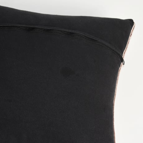 USED KNITTED CUSHION
