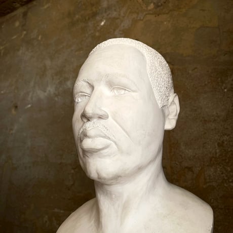 USED CERAMIC MAN OF A STATUE