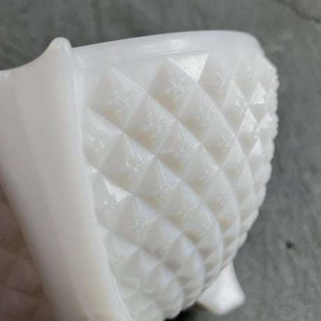 VINTAGE MID CENTURY MILK GLASS ASHTRAY