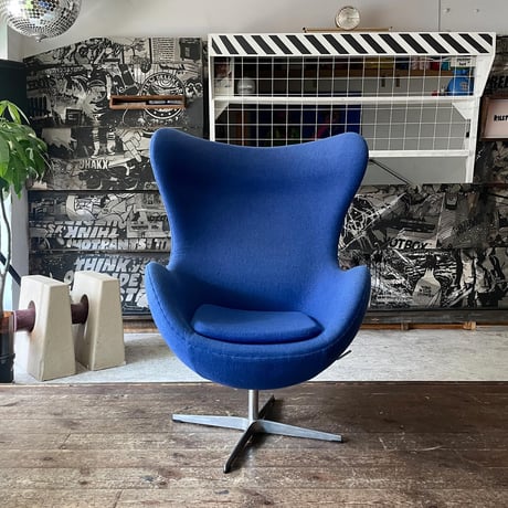 USED IRON LEG FABRIC ARMCHAIR