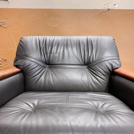 JAPAN USED "KARIMOKU" WOODEN FLAME LEATHER ARMCHAIR