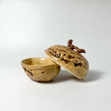 VINTAGE SQUIRREL WALNUT CERAMIC DISH COOKIE JAR