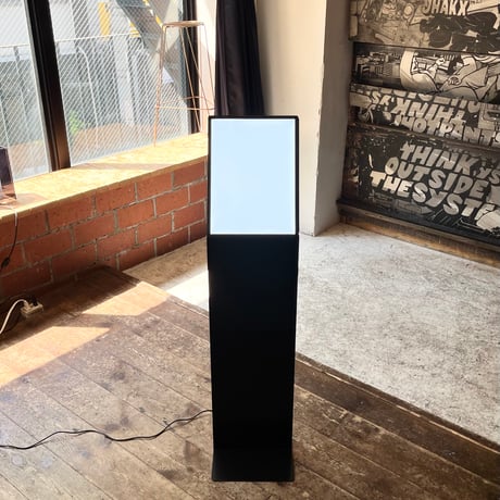 USED LIGHTNING SIGN STAND