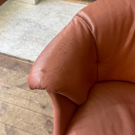 JAPAN USED "KARIMOKU" LEATHER ROUND ARM CHAIR