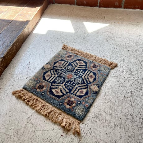 USED WOOL SQUARE RUG