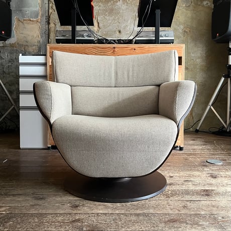 JAPAN USED “FUJI FURNITURE / TAPIO” WALNUT FRAME LOUNGE ARM CHAIR