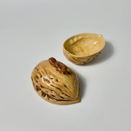 VINTAGE SQUIRREL WALNUT CERAMIC DISH COOKIE JAR