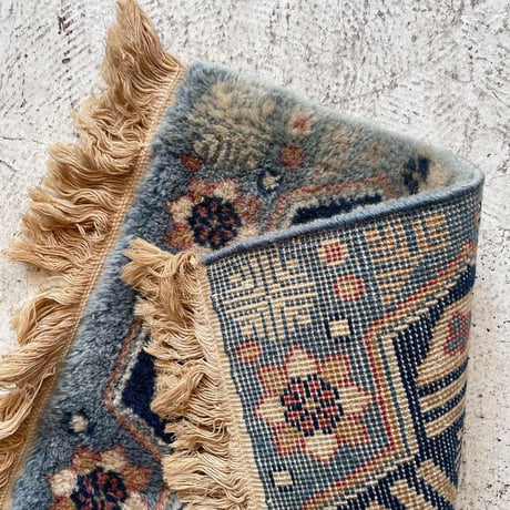 USED WOOL SQUARE RUG