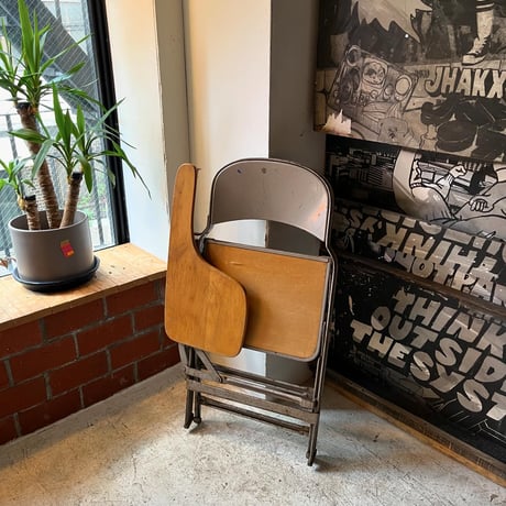 VINTAGE FOLDING SCHOOL CHAIR