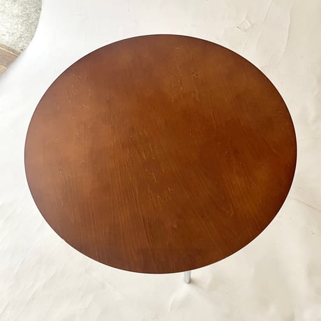 USED WOODEN ROUND TABLE