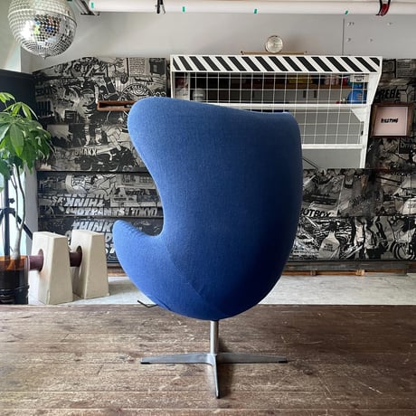 USED IRON LEG FABRIC ARMCHAIR