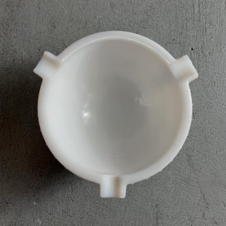 VINTAGE MID CENTURY MILK GLASS ASHTRAY