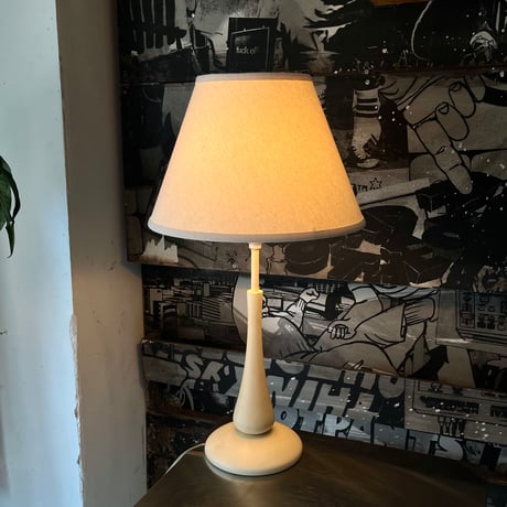 USED WOODEN LEG CANVAS SHADE TABLE LAMP