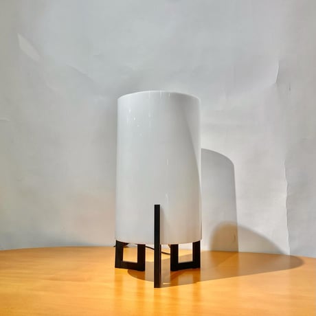 USED PLASTIC SHADE IRON LEG TABLE LAMP