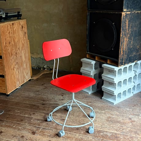 USED POSTMODERN STEEL LEG CARRY CHAIR