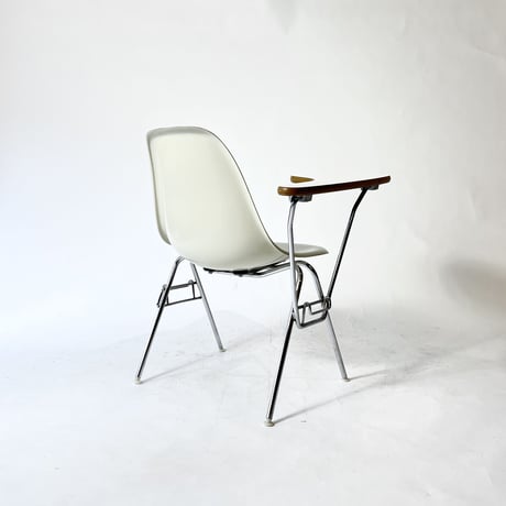 USED 90'S "HERMAN MILLER / EAMES" STACKING SIDE SHELL DESK CHAIR