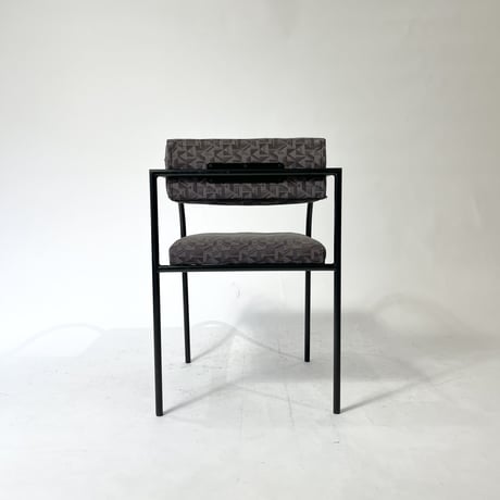 USED IRON LEG GEOMETRIC PATTERN FABRIC ARM CHAIR