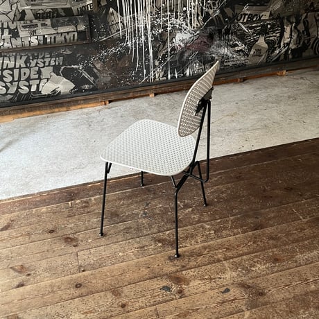 USED STEEL LEG PLASTIC CHAIR