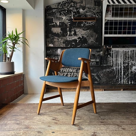VINTAGE WOODEN ARM CHAIR