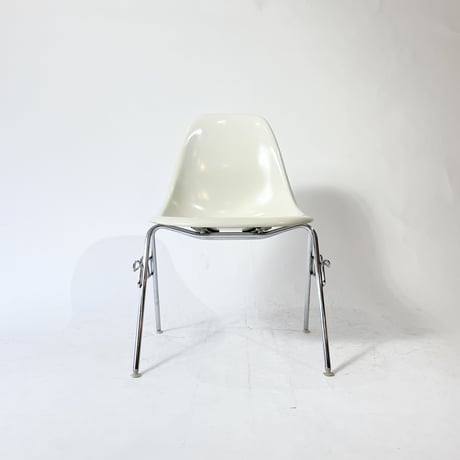 USED 90'S "HERMAN MILLER / EAMES" STACKING SHELL CHAIR