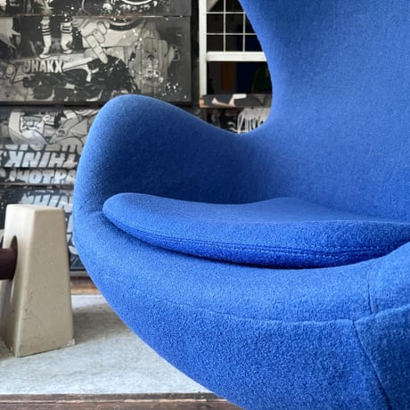 USED IRON LEG FABRIC ARMCHAIR