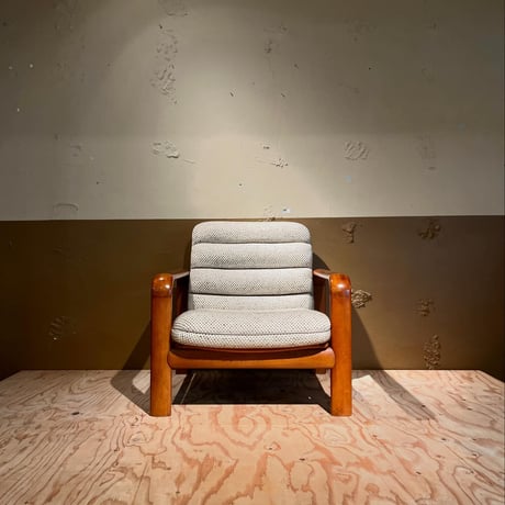 JAPAN USED "KARIMOKU" WOODEN FLAME ARM CHAIR