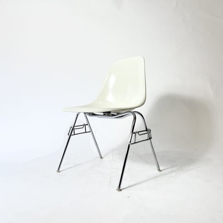 USED 90'S "HERMAN MILLER / EAMES" STACKING SHELL CHAIR