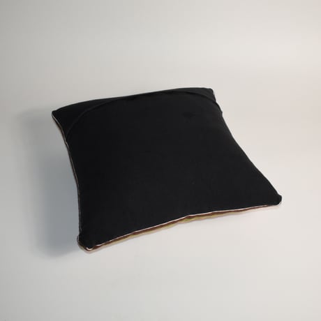USED KNITTED CUSHION