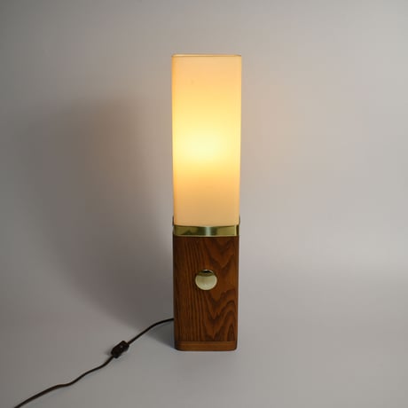 USA VINTAGE MID-CENTURY WOODEN STAND & PLASTICS SHADE TABLE LAMP