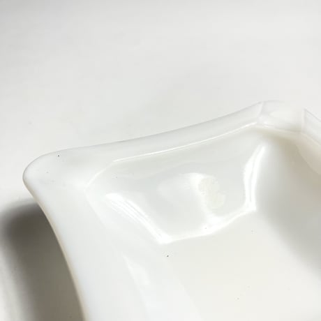 VINTAGE MILKGLASS ASHTRAY