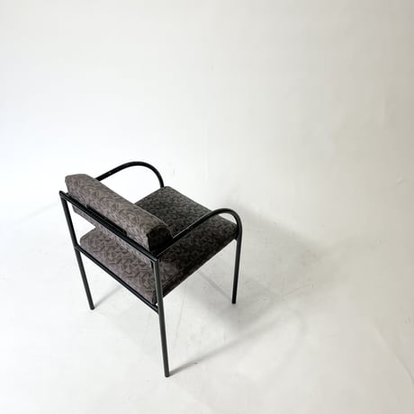 USED IRON LEG GEOMETRIC PATTERN FABRIC ARM CHAIR