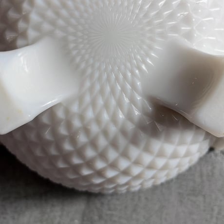 VINTAGE MID CENTURY MILK GLASS ASHTRAY