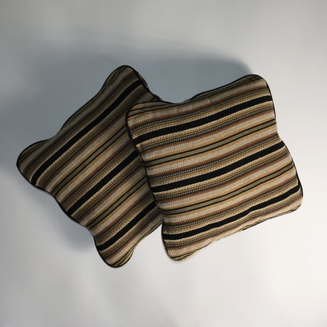 USED MULTICOLORED SQUARE CUSHION