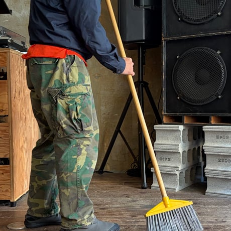 NEW "RUBBERMAID / HEAVY-DUTY ANGLE BROOM"