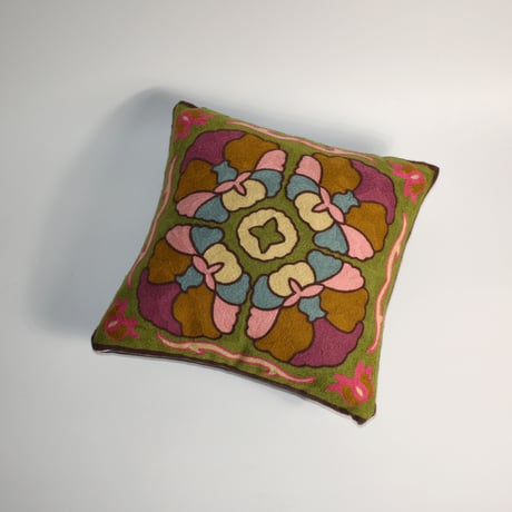 USED KNITTED CUSHION