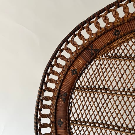 VINTAGE 70'S PEACOCK WICKER ARM CHAIR
