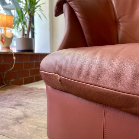 JAPAN USED "KARIMOKU" LEATHER ROUND ARM CHAIR