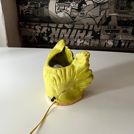 VINTAGE 50’S MID-CENTURY LEAF MOTIF CERAMIC TABLE LAMP