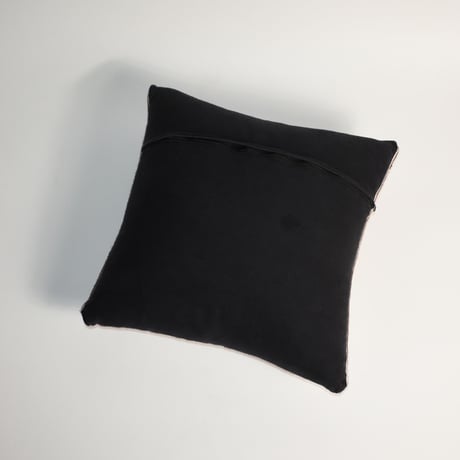 USED KNITTED CUSHION