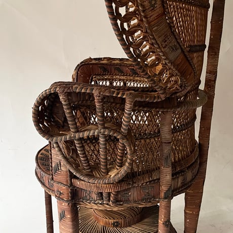 VINTAGE 70'S PEACOCK WICKER ARM CHAIR