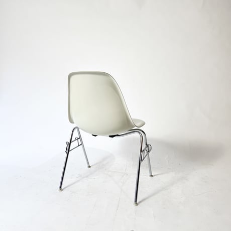 USED 90'S "HARMAN MILLER / EAMES" STACKING SHELL CHAIR