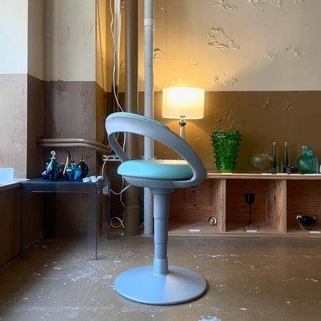 USED POLYPROPYLENE LEG VINYL LEATHER CHAIR