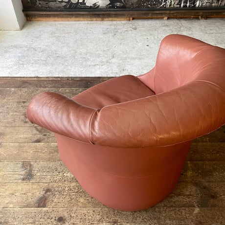 JAPAN USED "KARIMOKU" LEATHER ROUND ARM CHAIR