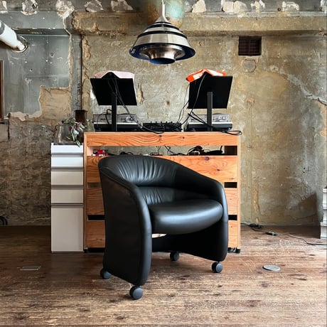 USED "JACK CARTWRIGHT" CARRY LEATHER LOUNGE CHAIR